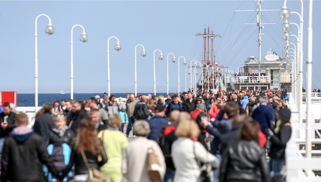 Mimo iż w tym roku nie zorganizowano jeszcze w kurorcie żadnej dużej imprezy, do miasta od początku roku przyjeżdżają tłumy gości. Na zdjęciach - majowy długi weekend 2015 r. w Sopocie