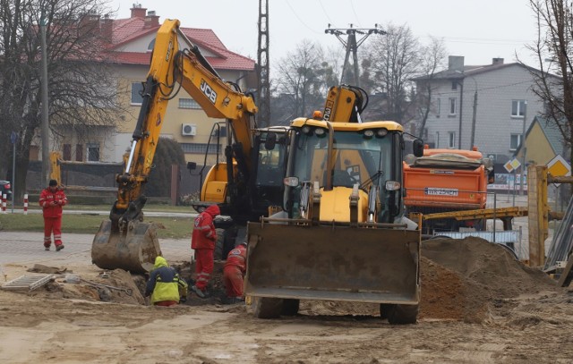 Na Glinicach i Dzierzkowie są prowadzone prace związane z wymianą sieci kanalizacyjnej, odcinek ulicy Średniej będzie zamknięty.