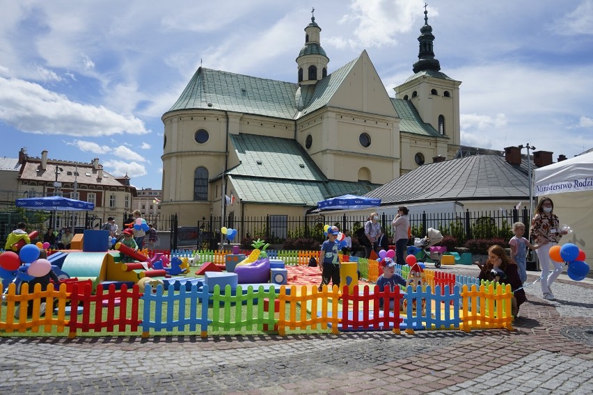 Rodzinny piknik w Ogrodach Bernardyńskich w Rzeszowie trwa. To impreza z okazji Dnia Matki