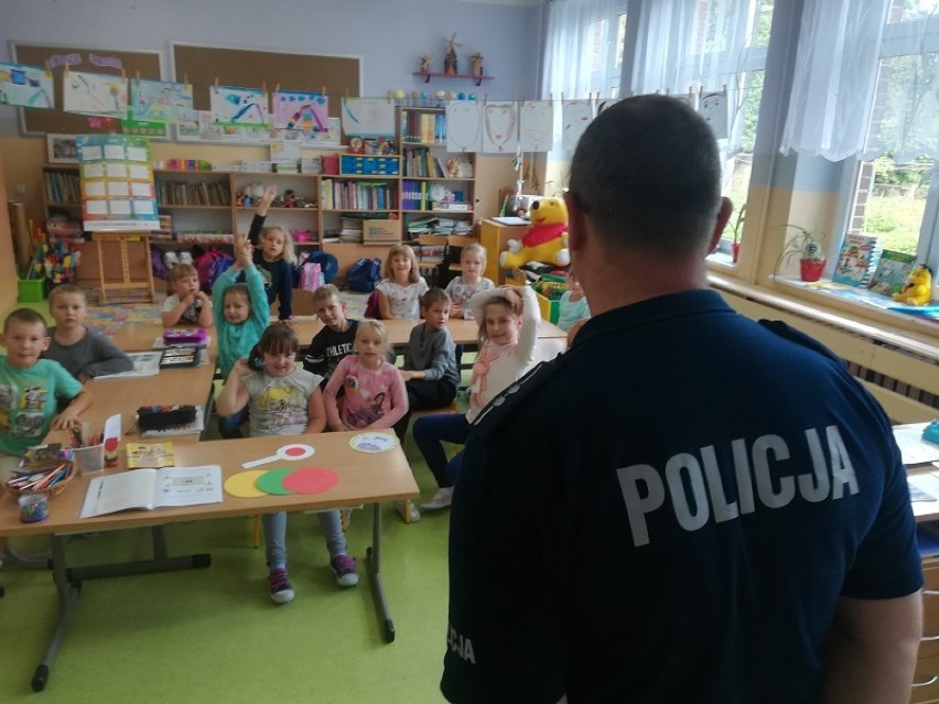 Policjant uczył dzieci bezpiecznych zachowań ZDJĘCIA