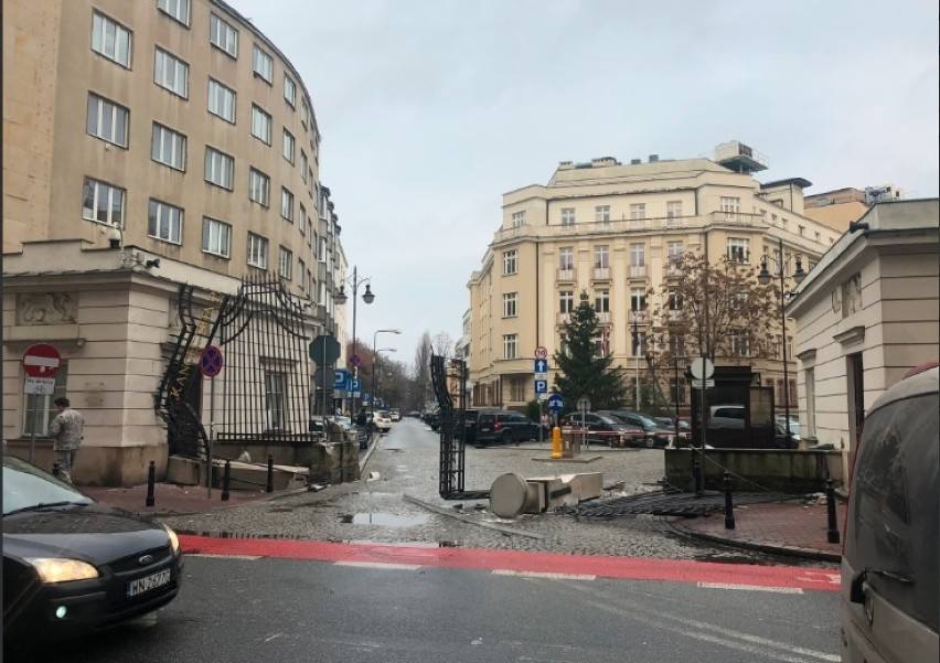Zwalona brama kancelarii Pałacu Prezydenckiego w Warszawie