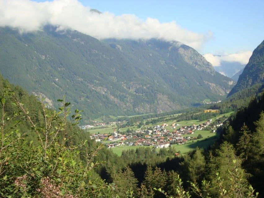 Piękna dolina z widoczkiem na Umhausen w Oetztal w Austrii i...