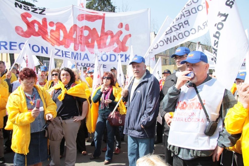 Związkowcy NSZZ &quot;Solidarność&quot; pikietują w Kutnie. Protestują przeciw dyrekcji PUP i staroście!