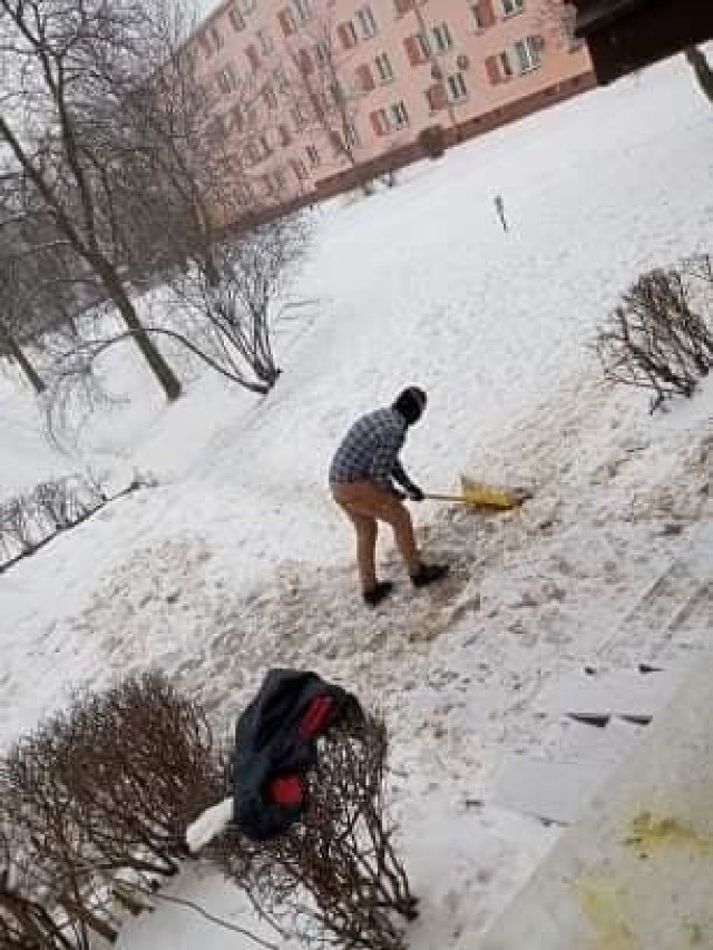 Jeden z mieszkańców Szydłówka, pan Dominik postanowił nie czekać na działanie służb miejskich i chwycił za łopatę, po tym jak kielczanin złamał nogę na chodniku przed budynkiem przy ulicy Warszawskiej 111.