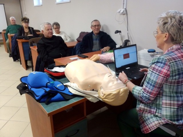 Słuchacze UTW przy Filii WSG w Inowrocławiu poznali m.in. zasady resuscytacji, prawidłowego sprawdzania tętna a także przeprowadzili symulację rozmowy z ratownikiem medycznym
