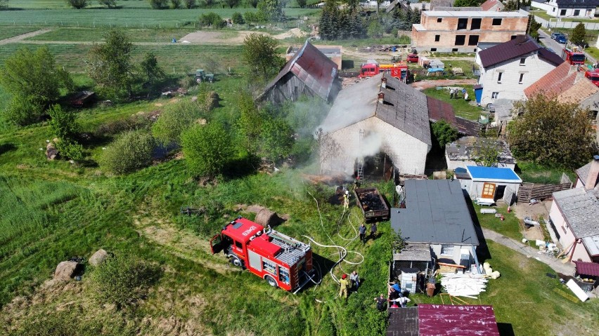 Pożar budynku pod Wągrowcem. Na miejscu kilka zastępów straży pożarnej