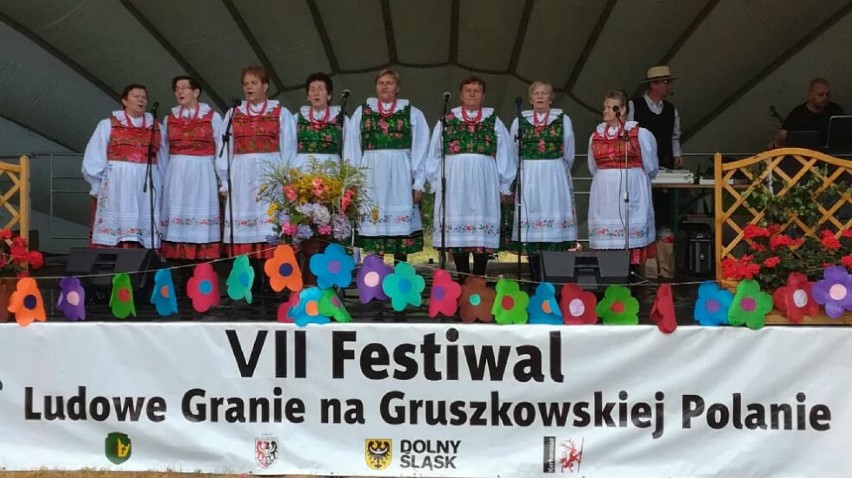 Zespoły ludowe z Brzezin zagrały na Gruszkowskiej Polanie. ZDJĘCIA