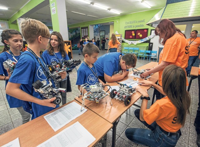 W Zespole Szkolno - Przedszkolnym w Malechowie, zorganizowano Ogólnopolski Turniej Robotów Lego Rumble Robots. 

Programowanie i robotyka to pasja nauczycieli ze szkoły w Malechowie - Dariusza Bartosa i Dominika Wroscha, którzy od kilku lat starają się zaszczepiać tę pasję uczniom. Już dawno dostrzegli, jak ważne i powszechne staje się korzystanie z nowych technologii. 

Zależy im na tym, aby ich uczniowie nie tylko potrafili sprawnie korzystać z dobrodziejstw techniki, ale również by sami byli w stanie tworzyć, projektować i programować urządzenia dostosowane do potrzeb swoich i innych. 

Z powodzeniem realizują programy edukacyjne, których celem jest rozwijanie kompetencji kluczowych uczniów, w szczególności informatycznych. 

Organizowany turniej robotyki Rumble Robots był zwieńczeniem 3 lat pracy. Zmagania robotów Lego odbyły się w 6 konkurencjach. Były zawody w Lego sumo, Lego minisumo, Lego Linefollower, Lego Dragster, Lego Walkingbot, Lego Bear Rescue.

Każdy uczestnik zawodów otrzymał torbę pełną upominków. Dla zdobywców miejsc na podium przewidziano puchary, dyplomy i cenne nagrody. 

Dla wszystkich gości i uczestników turnieju przygotowany został pokaz robotów Lego oraz innych firm. Każdy mógł wejść w interakcję z nowoczesną technologią. Dodatkowo organizatorzy zapewnili ciepły posiłek, kafeterię i studio filmowe 3D.

W klasyfikacji generalnej I miejsce zdobył ZSP Malechowo, II miejsce Roboludek Słupsk, a III miejsce Roboilo Gdańsk.