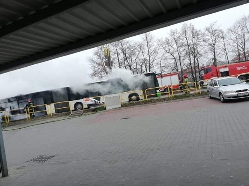 Pożar autobusu na Gumieńcach. Ulica Ku Słońcu w Szczecinie bez przejazdu