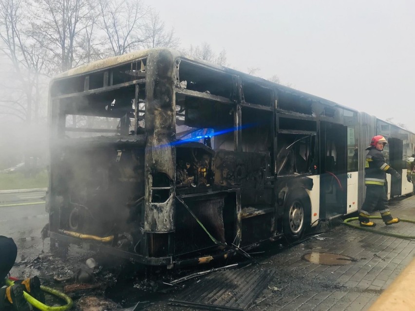 Pożar autobusu na Gumieńcach. Ulica Ku Słońcu w Szczecinie bez przejazdu