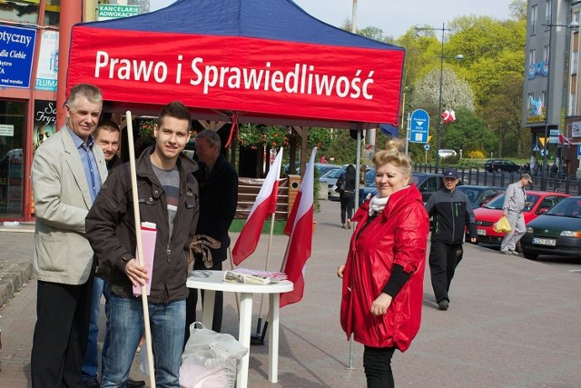 W maju 2013 roku w kilku miejscach Stargardu Prawo i Sprawiedliwość rozdawało flagi narodowe. Z lewej zaangażowany w tę akcję Zdzisław Wilk, na stanowisku PiS na ulicy Wyszyńskiego.