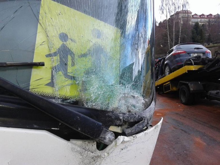 Gdynia. Kartka z kalendarza. 1.12.2015. Wypadek autokaru z dziećmi na estakadzie Kwiatkowskiego. Są poszkodowani. Śmigłowiec LPR w akcji