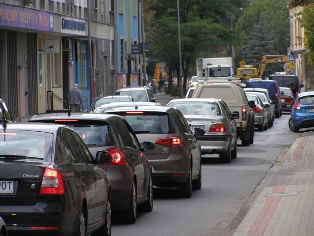 W centrum Tarnowa ruch jest coraz większy, a korki potęgują trwające na ulicach roboty