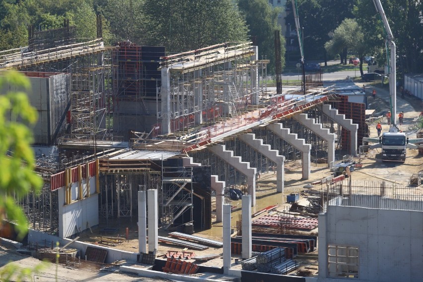 Budowa stadionu i hali sportowej przebiega zgodnie z...