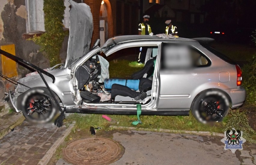 Uderzył samochodem w budynek. Policjanci sprawdzają czy nie był pod wpływem narkotyków