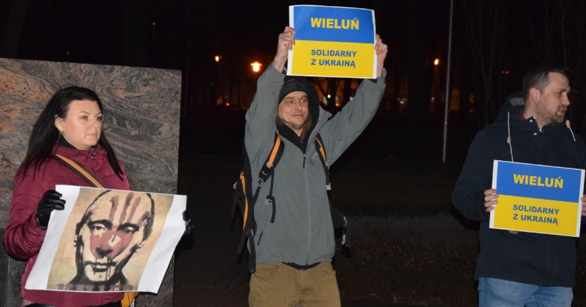 Wieluń solidarny z Ukrainą. Cicha demonstracja mieszkańców pod pomnikiem Wieczna Miłość