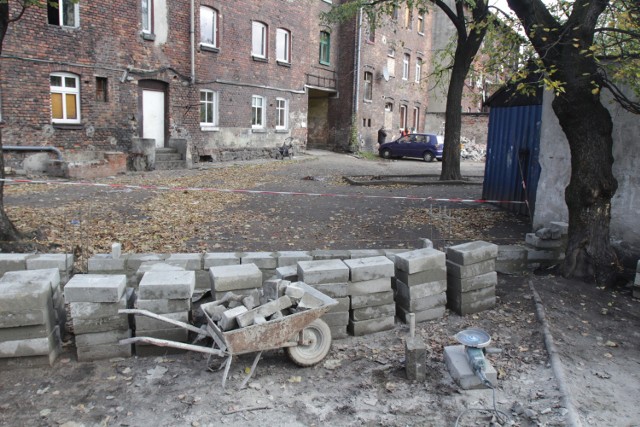 Mieszkańcy kamienic przy ul. Sienkiewicza w Zabrzu odgradzają się od Romów. Chcą w ten sposób odseparować się od sąsiadów, których uważają za uciążliwych.

tyDZień - informacyjny program Dziennika Zachodniego
