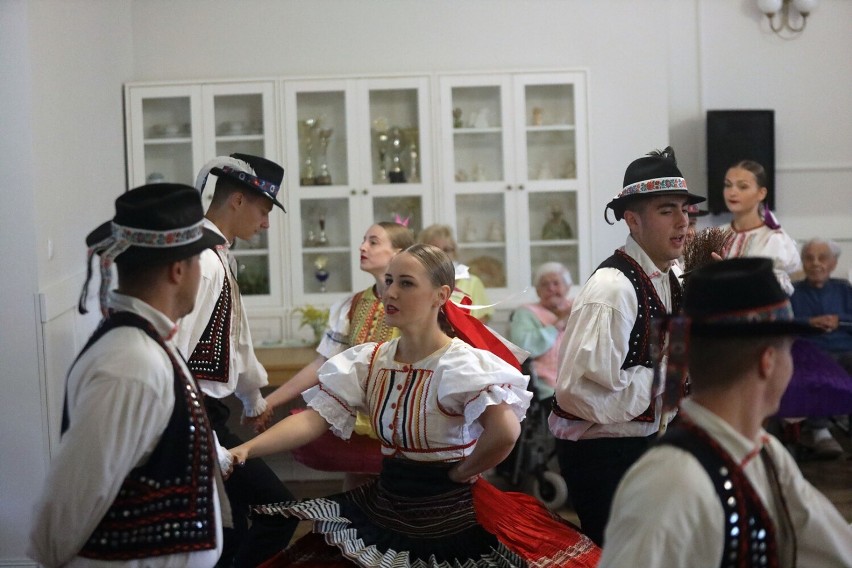 Festiwal "Świat pod Kyczerą", zespół ze Słowacji zatańczył w legnickim DPS-e