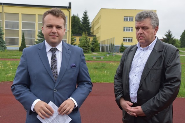 Prezydent Marek Materek i dyrektor SP 11 Krzysztof Rokita na boisku szkolnym.