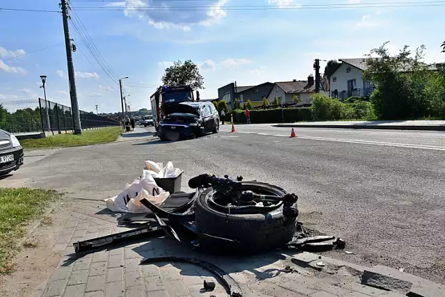 Siła uderzenie wyrwała w osobówki koło