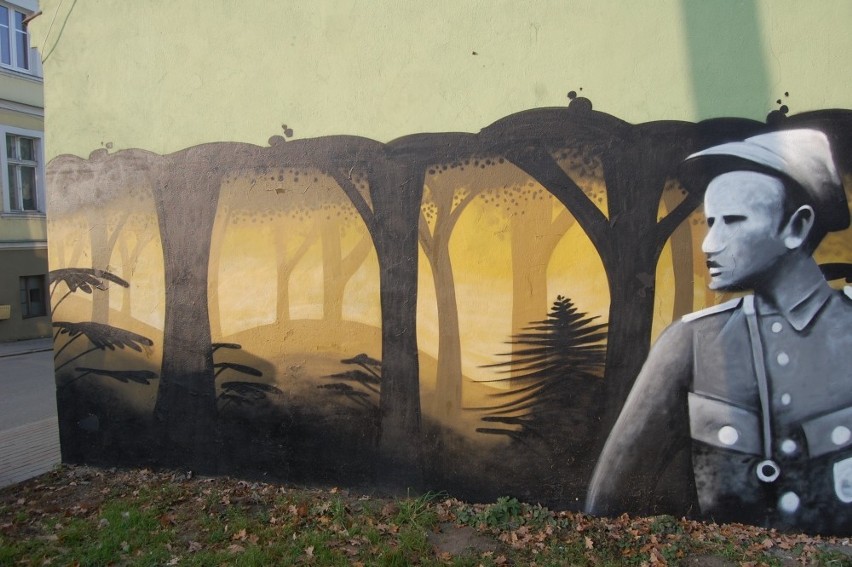 Łupaszka na graffiti w Prabutach: Czy zachwyca mieszkańców?