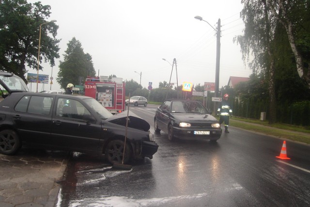 W wyniku kolizji ucierpiały tylko samochody. Oba mają powgniatane blachy.