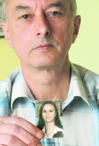 Andrzej Kownacki ze zdjęciem zaginionej córki, Lilianny