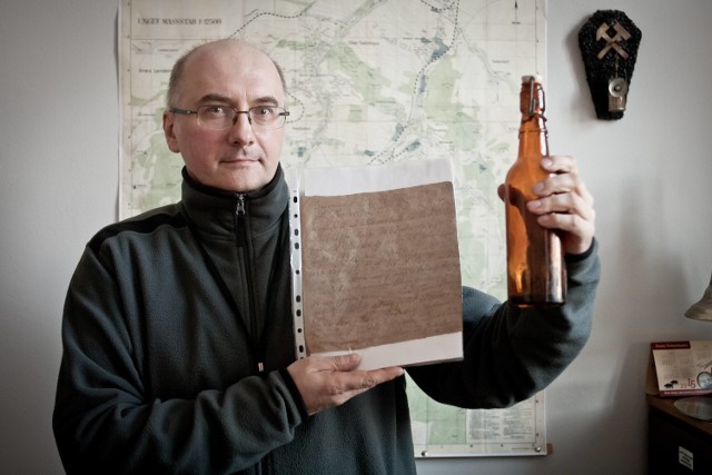 Krzysztof Zaremba ze Starej Kopalni w Wałbrzychu prezentuje butelkę i ukryty w niej list