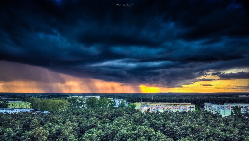 Niezwykłe niebo nad Nową Solą uchwycił Adam Komisaruk. -...