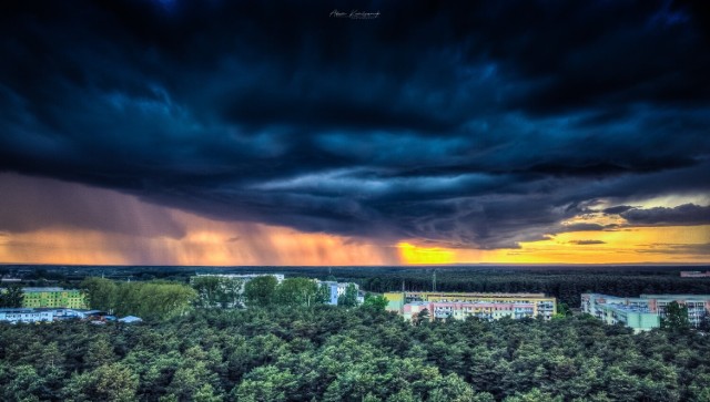 Niezwykłe niebo nad Nową Solą uchwycił Adam Komisaruk. - Fotografią interesuję się już bardzo długo, przeważnie fotografuję architekturę, którą można znaleźć na moim instagramie @adamkomisarukphotography - mówi pan Adam.
Zobacz widoki nieba nad miastem w galerii. Kliknij w zdjęcie.>>>>>