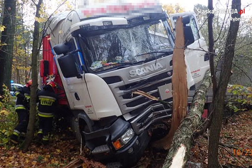 Wypadek na Mikołowskiej w Rybniku. Tir wpadł do lasu