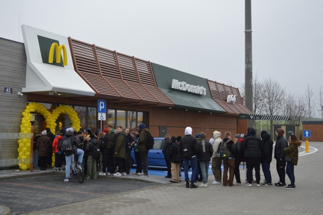 Na otwarcie McDonald's w Świebodzinie czekało wiele osób.