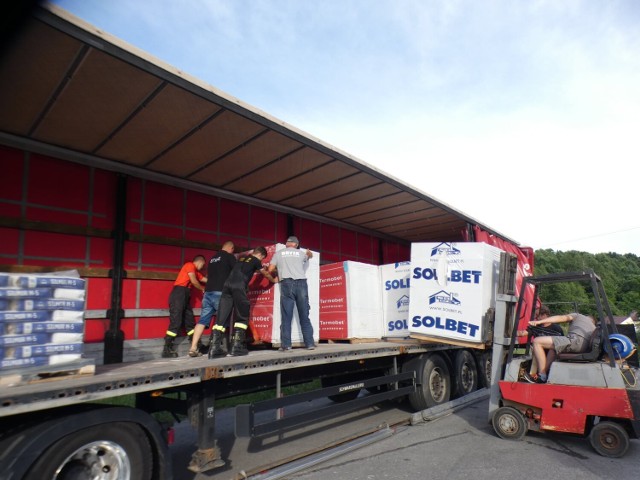 Dwie ciężarówki materiałów budowlanych zebranych przez mieszkańców Trzcinicy i okoliczne firmy trafiły do mieszkańców Nowej Białej.