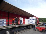 Dwie ciężarówki materiałów budowlanych z Trzcinicy trafiły do pogorzelców z Nowej Białej [ZDJĘCIA]