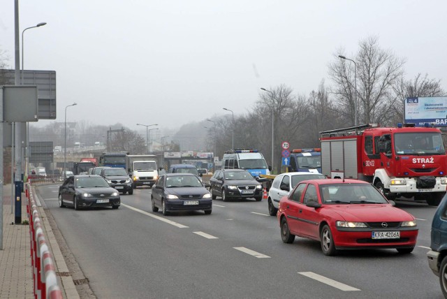 Pojazdy zostały uszkodzone, a osoba jadąca środkowym samochodem (kobieta w wieku ok. 60-lat) trafiła do szpitala im. Kopernika, po tym jak zaczęła skarżyć się na bóle w piersiach. Policja bada przyczyny zdarzenia, które spowodowało olbrzymi korek na ul. Nowohuckiej.