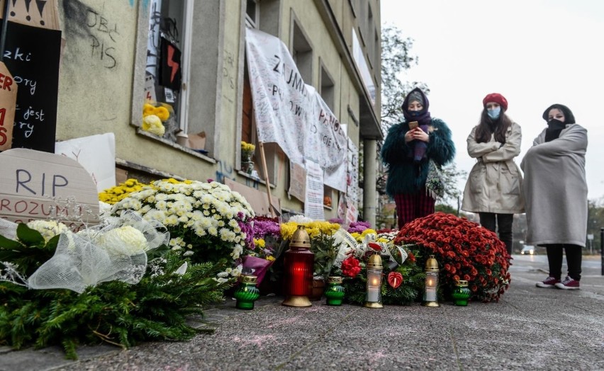 Przed pomorskim biurem posłów PiS w Gdańsku pojawiły się...