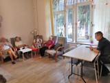 Policjant odwiedza seniorów z Dziennego Domu Seniora + w Mysłowicach