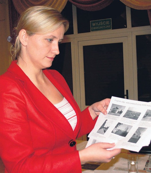 Straszewska pokazuje zdjęcia wykorzystane przez burmistrza