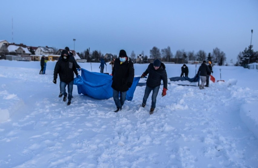 Kibice Arki Gdynia chwycili za łopaty, inny sprzęt i zabrali...