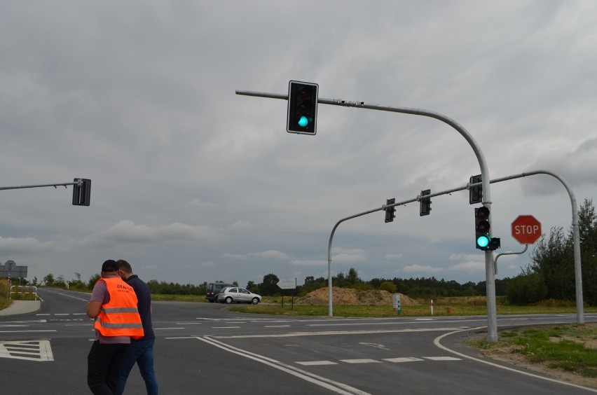 Uwaga kierowcy! Na krzyżówce w Jerzmanowej działa już sygnalizacja świetlna