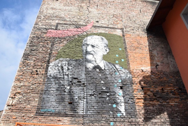 Mural z wizerunkiem dawnego burmistrza Przemyśla Aleksandra Dworskiego powstał na ścianie kamienicy przy ul. Dworskiego.