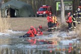 Ratowali tonącego! Ćwiczenia strażaków na lodzie