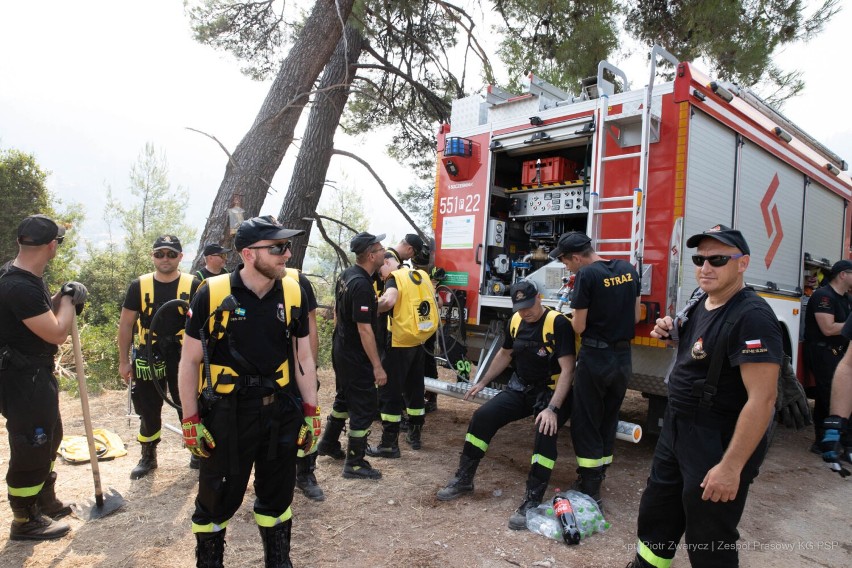 Misja Grecja 2021. Wielkopolscy strażacy po pierwszym dniu walki z żywiołem. Modułem Poznań dowodzi wolsztyński strażak! [NOWE ZDJĘCIA]