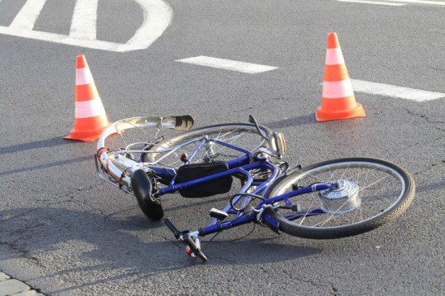 Kierujący samochodem uderzył w prawidłowo jadącą rowerem 58-latkę z Aleksandrowa Kujawskiego.