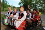 Majówki przy kapliczkach, czyli piękna polska, wymierająca tradycja. Maryjnie pieśni rozbrzmiały w Wygiełzowie. Zobacz zdjęcia i wideo