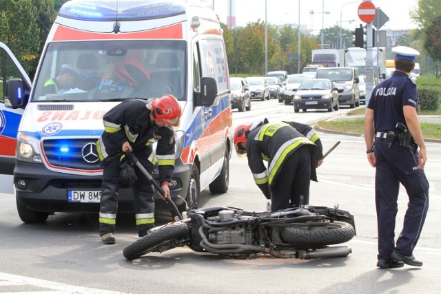 Wypadek motocyklisty, Warszawa. Kierowca zderzył się z osobówką. Zmarł w szpitalu