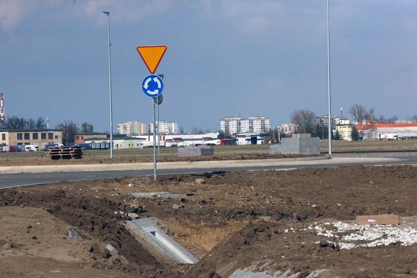 Na byłym lotnisku w Legnicy powstają nowe drogi, zobaczcie zdjęcia