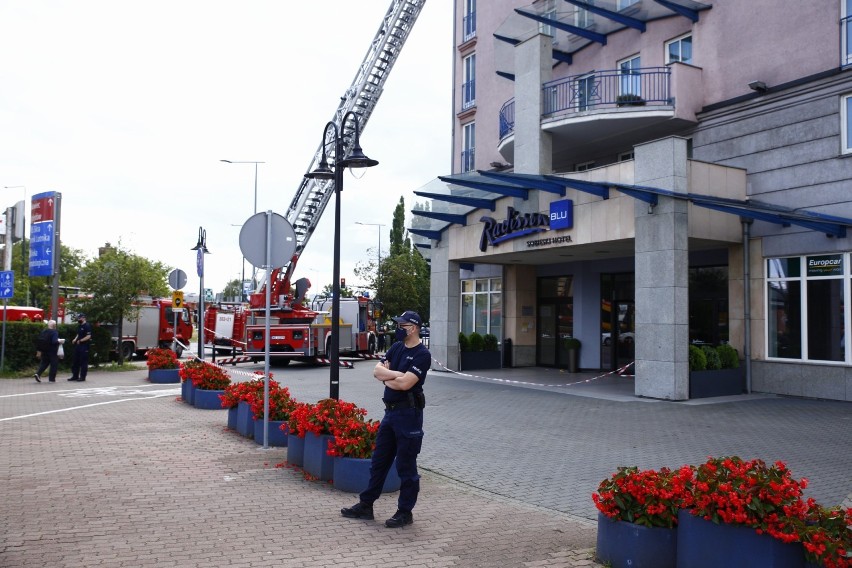 Akcja ratunkowa pod hotelem Radisson Blu Sobieski. Po gzymsie budynku chodzi człowiek 