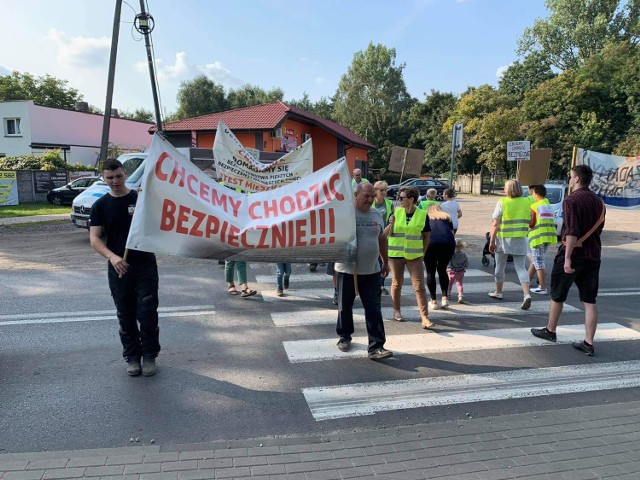Mieszkańcy blokowali drogę w Holendrach. Domagają się budowy chodnika