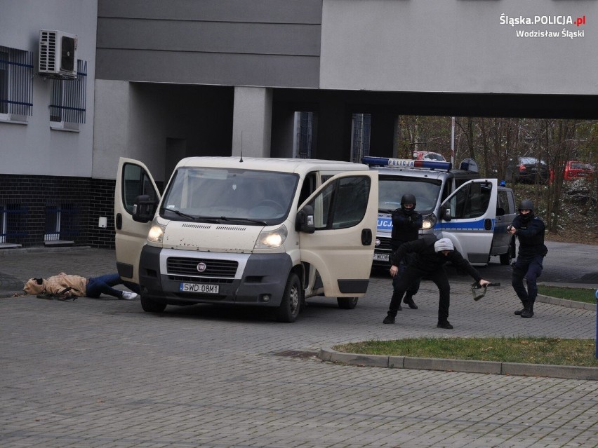 Napad na komendę policji w Wodzisławiu. Dwóch mężczyzn próbowało odbić zatrzymanego. Mieli podłożyć bombę. Szczęśliwie to jedynie ćwiczenia